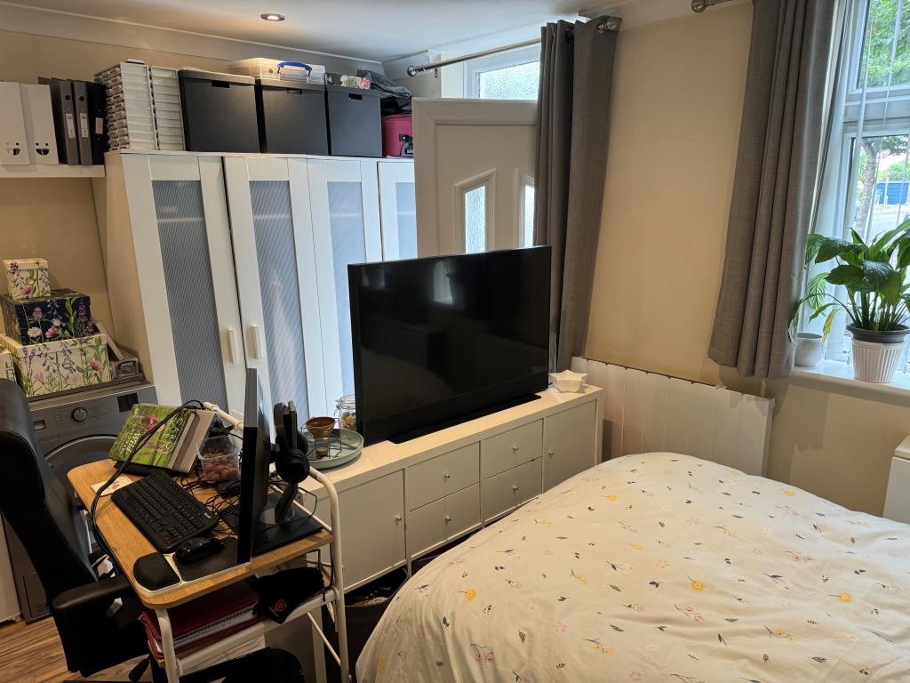 Lot: 158 - TOWN CENTRE FLAT FOR INVESTMENT - A view of the living space